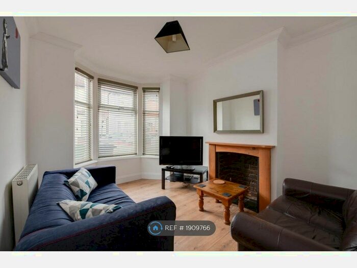 4 Bedroom Terraced House To Rent In Hunter Road, Southsea, PO4