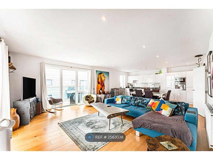 3 Bedroom Flat To Rent In Branch Place, London, N1