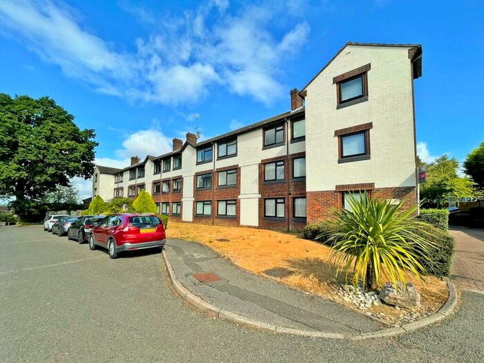 3 Bedroom Flat To Rent In Highmoor, Amersham, HP7