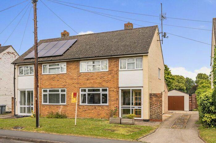 3 Bedroom Semi-Detached House To Rent In Mirfield Road, Witney, OX28