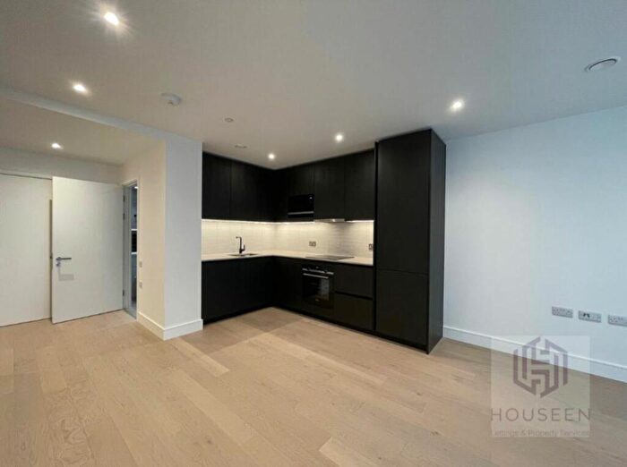 1 Bedroom Flat To Rent In Hawksbury Heights -, S88