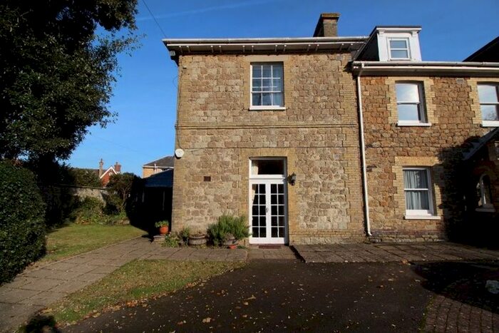 2 Bedroom Flat To Rent In Holly Bush Lane, Sevenoaks, TN13