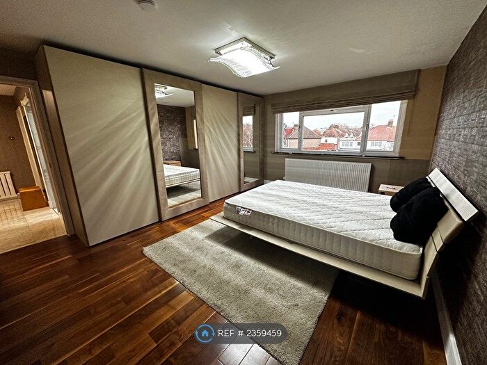 3 Bedroom Flat To Rent In The Elms, London, NW9