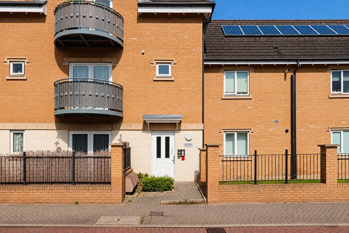 1 Bedroom Flat For Sale In Varcoe Gardens, Hayes, UB3
