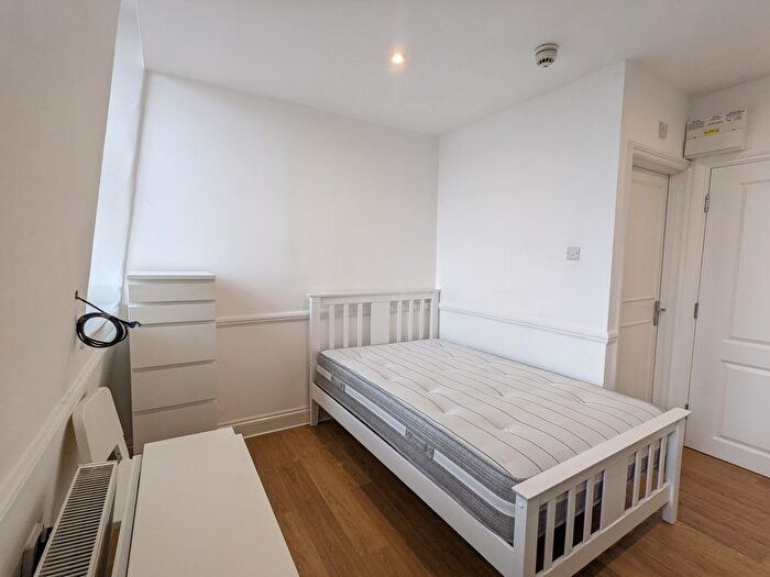 Studio To Rent In Vicarage Gate, London, W8