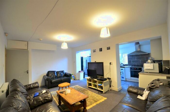 8 Bedroom Detached House To Rent In Elmdon Rd, Selly Oak. Mins Walk From University Of Birmingham, B29