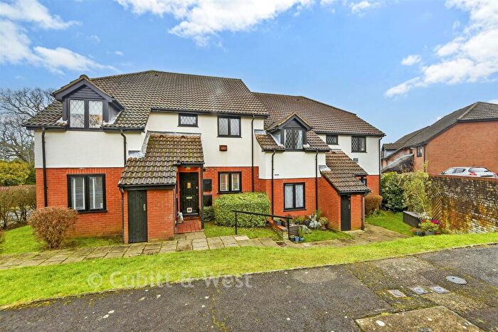 2 Bedroom Ground Maisonette For Sale In Harrowlands Park, Dorking, Surrey, RH4