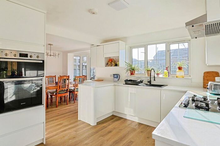 5 Bedroom Detached House For Sale In Waytown Close, Poole, BH17