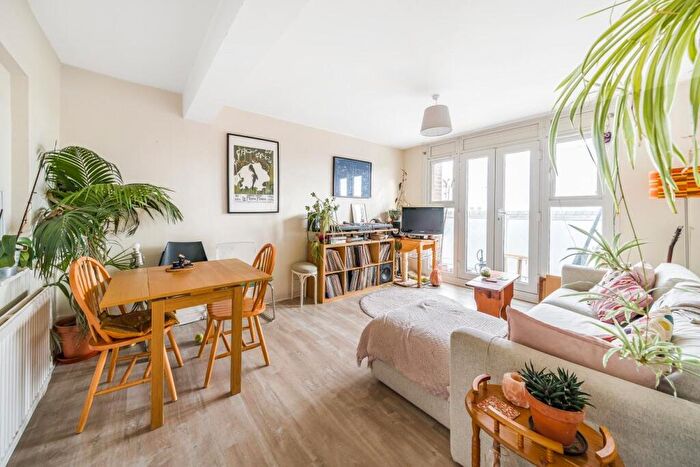 2 Bedroom Flat For Sale In Paragon Road, Hackney, London, E9