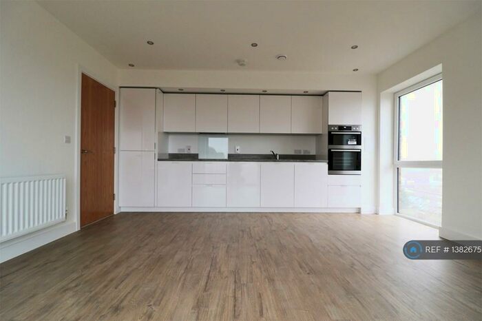 2 Bedroom Flat To Rent In Brooklands Court, Luton, LU2