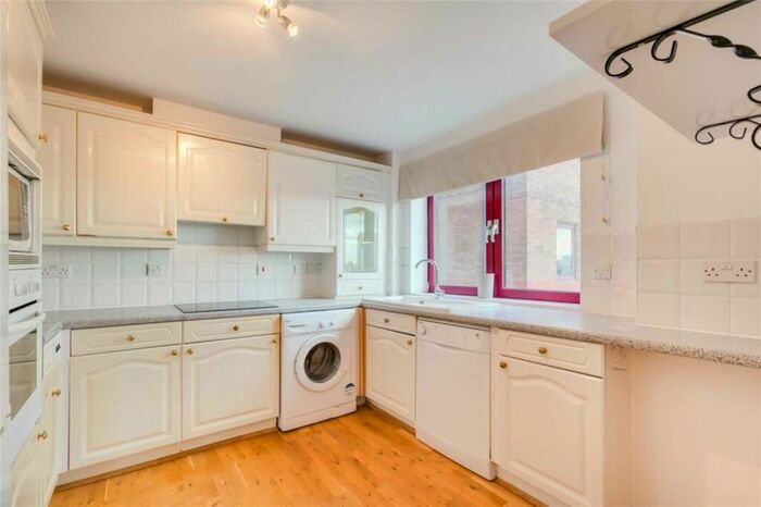 2 Bedroom Flat To Rent In William Morris Way, Fulham, SW6