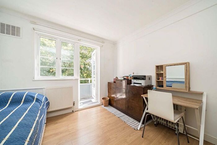 2 Bedroom Flat For Sale In Uxbridge Road, Ealing, W5