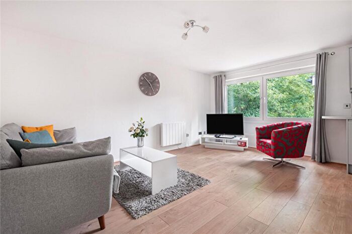 2 Bedroom Apartment For Sale In Chalfont Close, Hemel Hempstead, Hertfordshire, HP2