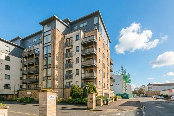 2 Bedroom Flat For Sale In Hawkhill Close, Edinburgh, EH7