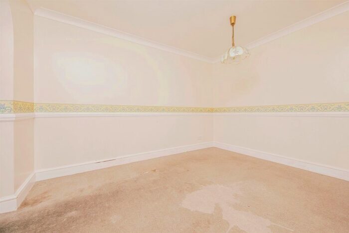 2 Bedroom Flat For Sale In Marine Parade East, Clacton-On-Sea, CO15