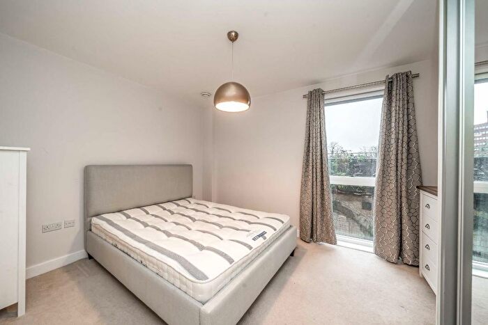 2 Bedroom Flat To Rent In Carney Place, London, SW9
