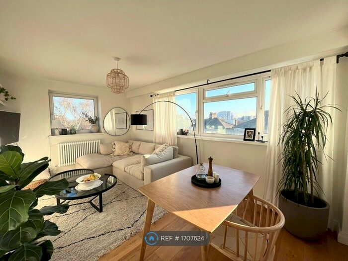 2 Bedroom Flat To Rent In Lynde House, London, SW4