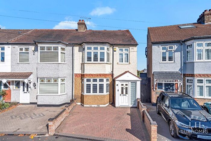 4 Bedroom End Terrace House For Sale In Strathmore Gardens, Hornchurch, RM12