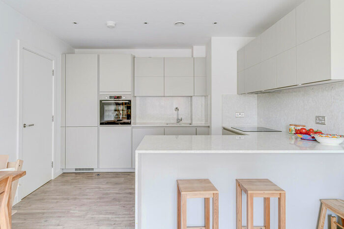 2 Bedroom Apartment For Sale In Seven Sisters Road, Finsbury Park, London, N7