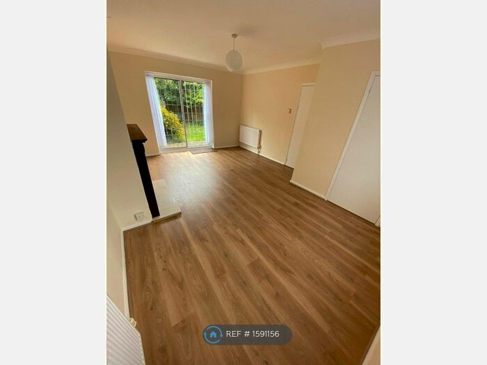 3 Bedroom Semi-Detached House To Rent In Oak Avenue, West Drayton, UB7