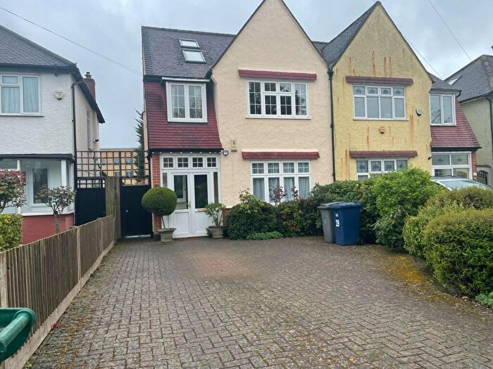 4 Bedroom Semi-Detached House To Rent In Oakfield Road, Finchley Central, London, N3