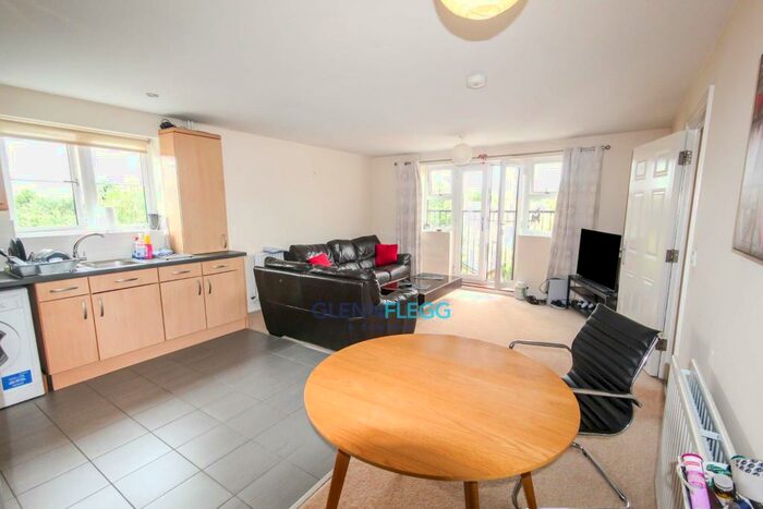 2 Bedroom Flat To Rent In Harvey Road, Langley, SL3
