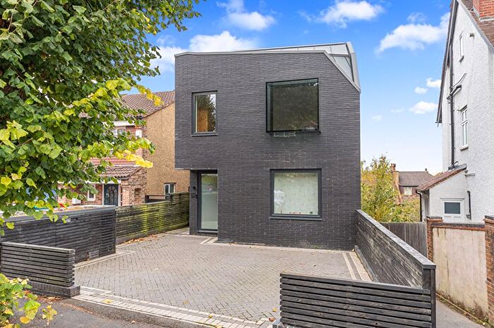 3 Bedroom Detached House For Sale In Heathhurst Road, South Croydon, CR2
