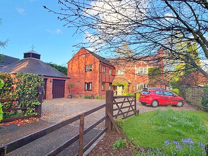 4 Bedroom Detached House For Sale In Warwick Road, Kenilworth, CV8