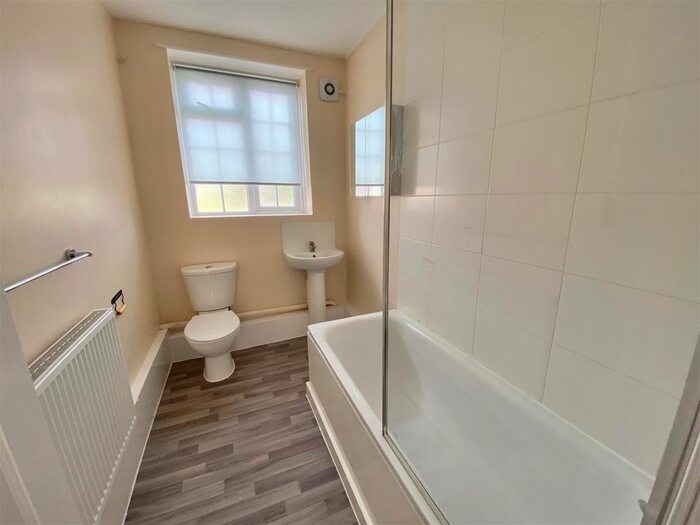 4 Bedroom Flat To Rent In Avenue Parade, Winchmore Hill, London, N21