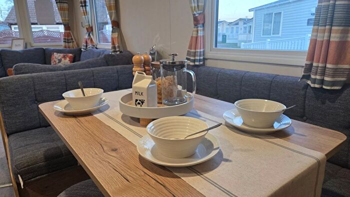 3 Bedroom Mobile/park Home For Sale In Faversham Road, Seasalter, Whitstable, CT5