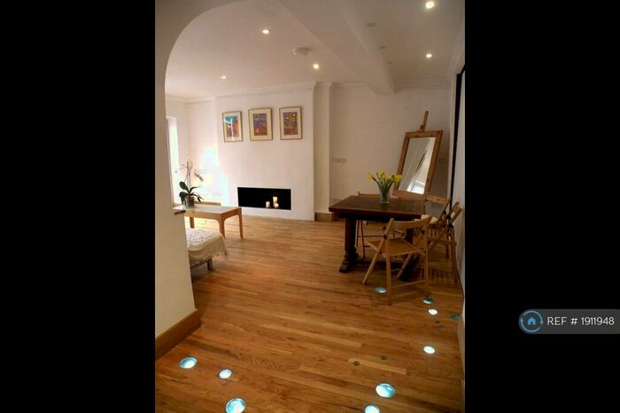 2 Bedroom Flat To Rent In Darnley Road, London, E9