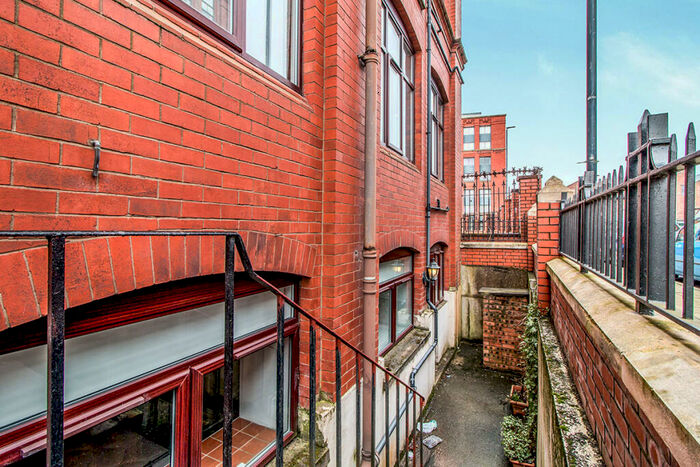 1 Bedroom Apartment To Rent In Flat Chester Road, Manchester, M16