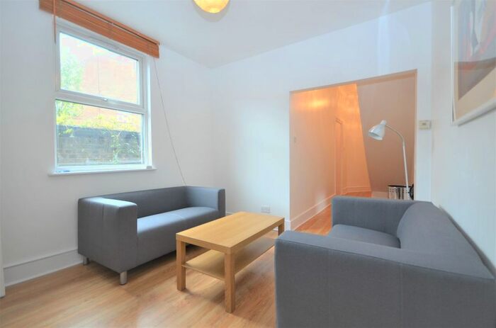 3 Bedroom Flat To Rent In Northfield Avenue, London, W13