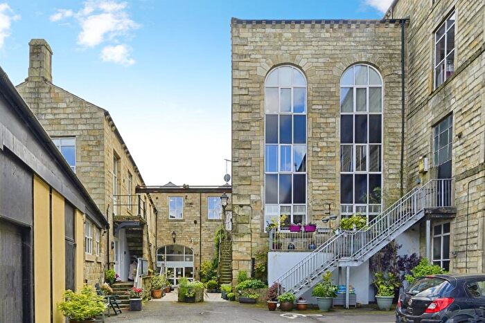 2 Bedroom Apartment For Sale In Hollins Road, Todmorden, OL14