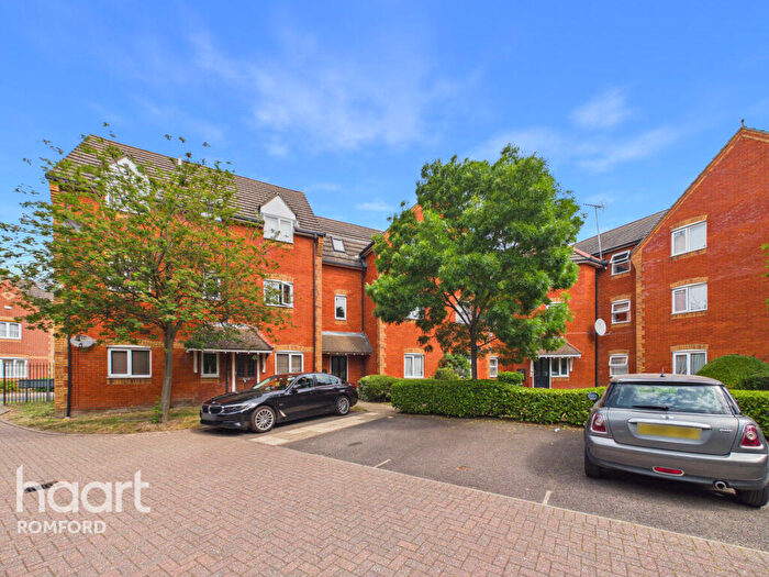 2 Bedroom Apartment For Sale In Foxglove Road, Romford, RM7