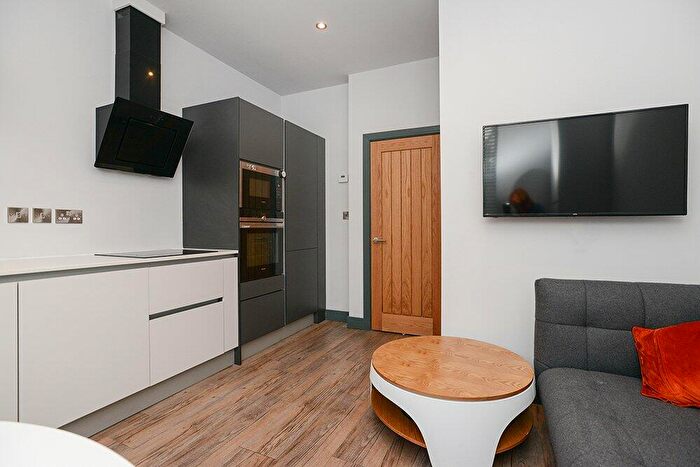 1 Bedroom Flat To Rent In Waverley Street, Nottingham, Nottinghamshire, NG7