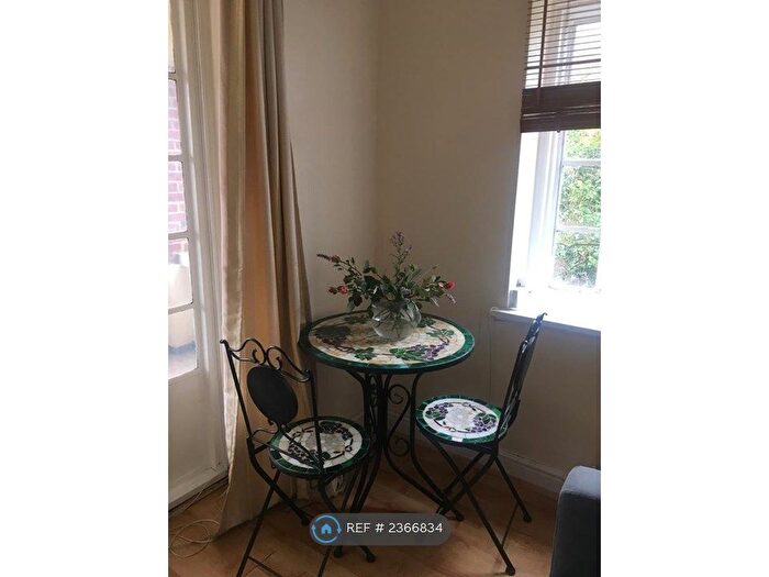 Studio To Rent In The Pantiles, London, NW11