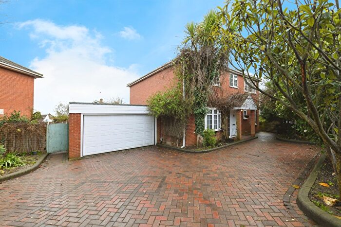 4 Bedroom Detached House For Sale In High Road, Rayleigh, SS6