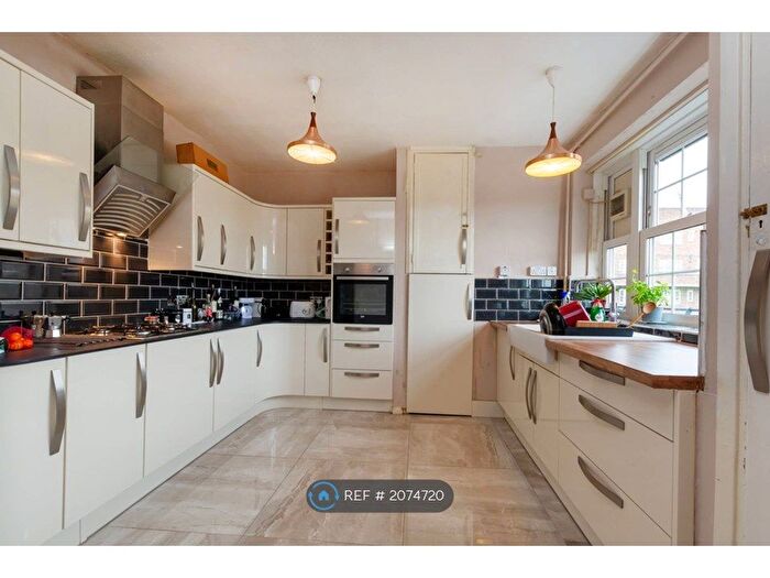 3 Bedroom Flat To Rent In Brady House, London, SW4