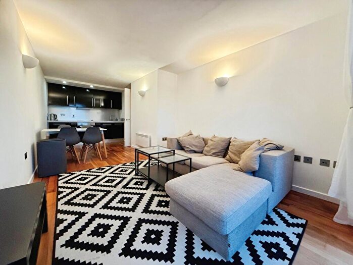 2 Bedroom Flat To Rent In Riverside Way, Leeds, West Yorkshire, Uk, LS1