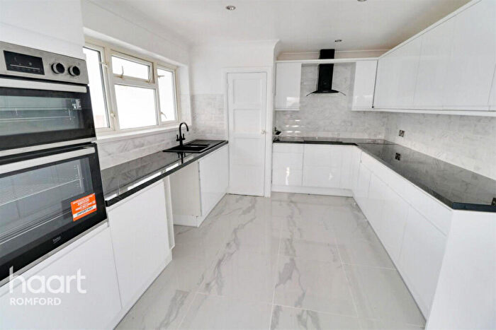 3 Bedroom End Of Terrace House To Rent In New Zealand Way, Rainham, RM13