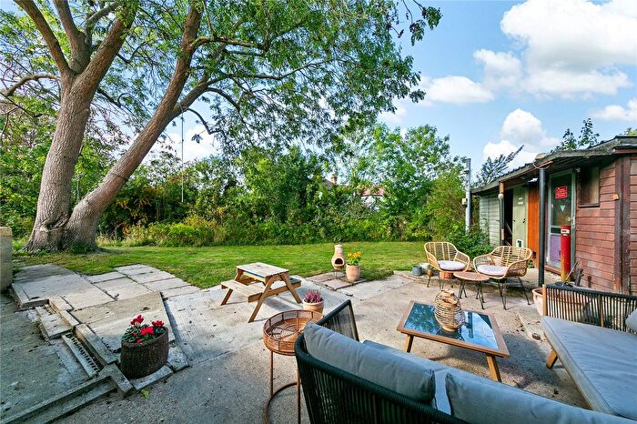 3 Bedroom Semi-detached House For Sale In Myrtle Road, Hampton Hill, TW12