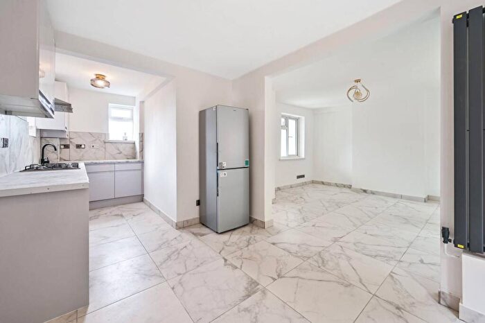 3 Bedroom Semi-Detached House To Rent In Coppetts Close, North Finchley, London, N12