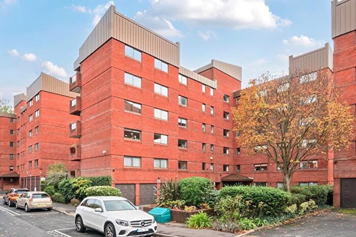 2 Bedroom Flat For Sale In Spencer Close, Finchley, N3