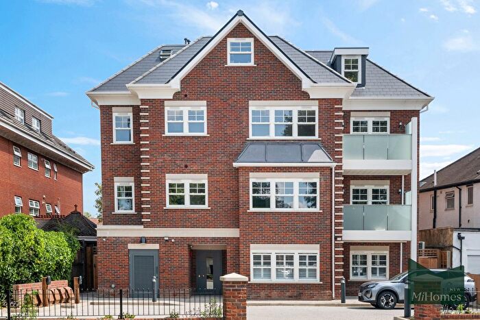 3 Bedroom Flat For Sale In Chase Side, Southgate - The Lawns, N14