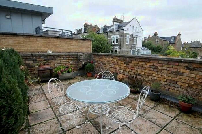 2 Bedroom Flat To Rent In Northcote Road, London, SW11