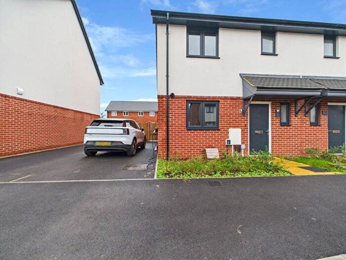 3 Bedroom Semi Detached House For Sale In Farley Way, Hardwicke, Gloucester, Gloucestershire, GL2