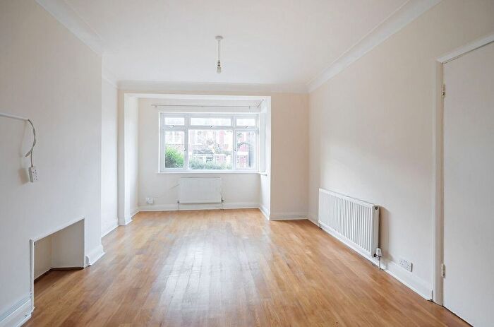 4 Bedroom Semi-Detached House To Rent In Grosvenor Road, London, N3