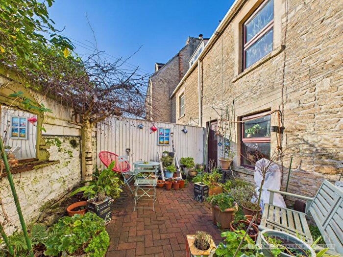 3 Bedroom End Of Terrace House For Sale In Houston Way, Frome, BA11