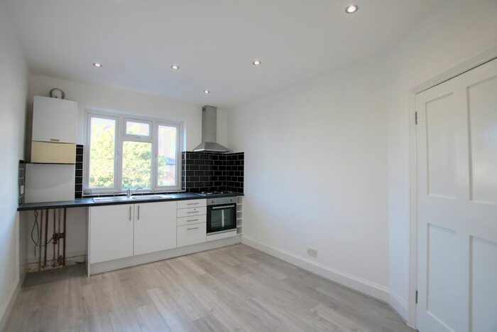 2 Bedroom Flat To Rent In Grand Parade, Forty Ave, Wembley, Middlesex, HA9